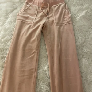 Juicy couture  - Ljus rosa juicy couture byxor  Fåtal använd  Storlek xxs 