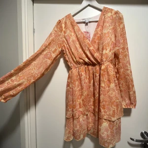 Orange klänning - Så så fin klänning som inte kommer komma till användning hos mig, prislappen är kvar 🧡💛midjan är töjbar