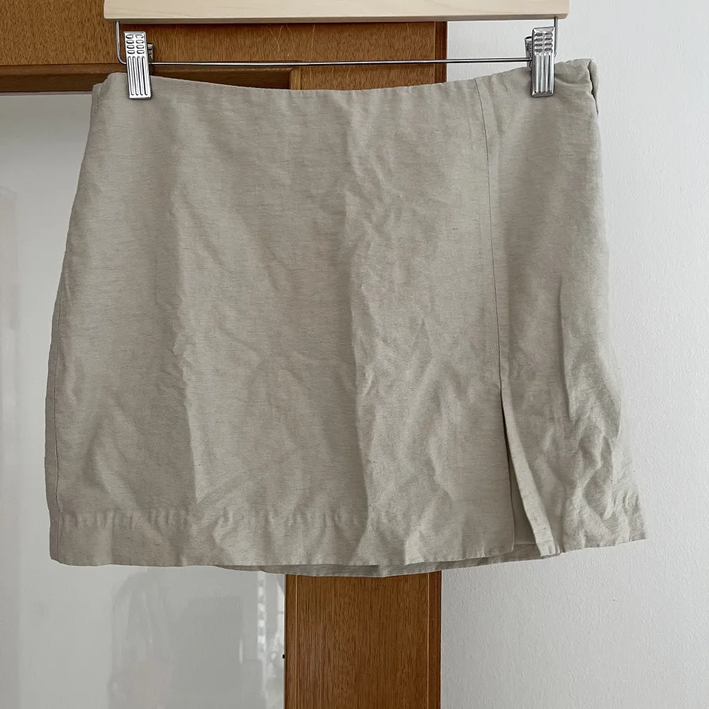 Mini kjol från H&M med linmix. Storlek 42, skulle säga att den passar bättre på en 40 om man har lite höfter🤗. Kjolar.
