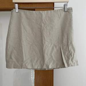 Mini kjol från H&M med linmix. Storlek 42, skulle säga att den passar bättre på en 40 om man har lite höfter🤗