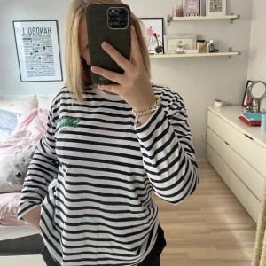 Randig tröja - Säljer denna galet snygga tröja ifrån Zara/Smiley. Tröjan är knappt använd så i väldigt gott skick. Passar till allt!