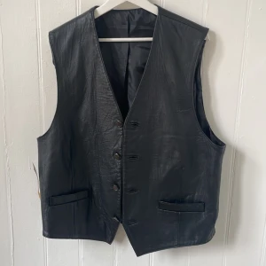 Skinnväst - Skinnväst från Pop Boutique  Oanvänd  Tag kvar 