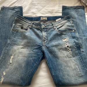 Snygga baggy jeans köpta second hand. ☺️midjemått rakt över: 40cm☺️innerbenslängd: 82cm