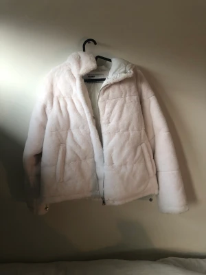 Fluffig vit jacka med luva - En fluffig vit jacka med luva från pull and bear. Bra skick aldrig använd. Storlek s men funkar för mindre eller större storlekar också. Pris 150 kr + frakt eller mötas upp i Stockholms området 