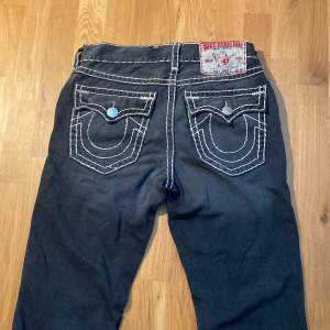 Säljer mina true religions för dem inte kommer till användning längre. Hyfsat skick förutom stitchingen på vänster ficka och lite rivna vid båda hälarna men ytterst lite på den andra. Dm:a för fler bilder.