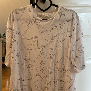 Oversized t-shirt - Oversized t-shirt från Monki med coolt mönster. Sparsamt använd, fint skick! Kontakta vid frågor eller liknande <3 