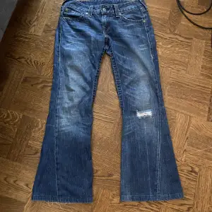 Säljer mina älskade true religon jeans. Lågmidjade bootcut med ett litet hål på knäet (i designen). Skit snygga men behvöer pengar. Pris går att diskutera. Bra skick!!