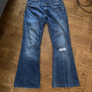 True religon jeans - Säljer mina älskade true religon jeans. Lågmidjade bootcut med ett litet hål på knäet (i designen). Skit snygga men behvöer pengar. Pris går att diskutera. Bra skick!!