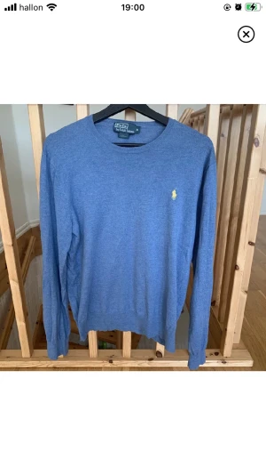 Ralph Lauren tröja - Tja! Säljer nu min ljusblå tröja från Ralph Lauren. Skick: 7/10, lite uttöjd vid kragen annars bra skick. Storlek: M, Slim fit. Nypris: 1600kr.Kontakta mig för fler bilder och info!