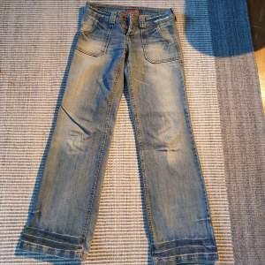 Kan inte längre ha dessa sköna jeans med röda stål-knappar, därför finns de på denna sida. Beninnerlängd 85 cm. Litet hål på ena knät o lite trådar längst ner på benen. Blend 