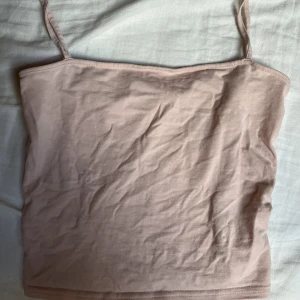 Linne  - Helt vanligt linne i babyrosa, lite kortare om vanligt linne aldrig använt. 