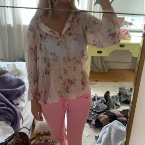 Blommig blus - Så fin blommig blus i tunt material perfekt till sommaren!! Jättefint o i bra skick vet tyvärr inte vart den är köpt💗💗