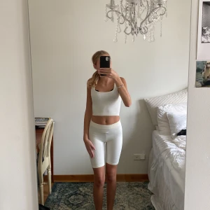 Set - Säljer zaras set med cyckelbyxor och tröjan till, super sköna båda 2! Ribbade🤍 säljer dem tillsammans kan kanske komma överens o sälja dem var för sig.