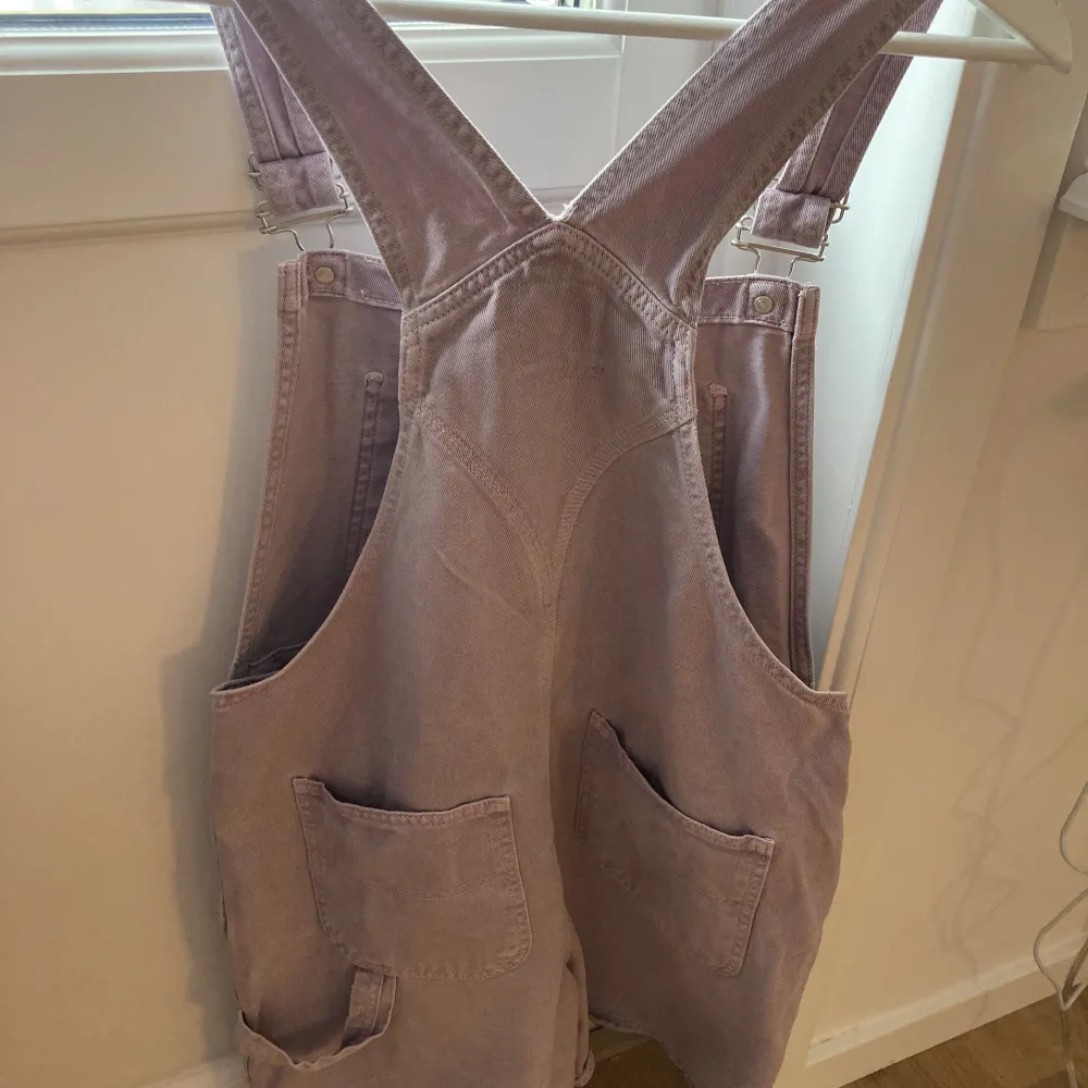 Lila hängselshorts från reclaimed vintage i storlek 40. Shorts.