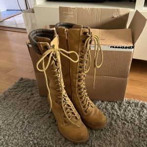 Stövlar  - Säljs då de inte längre används, storlek 37 men mer som en 36. Märken på insidan och längst fram på båda. Köparen står för frakten! 