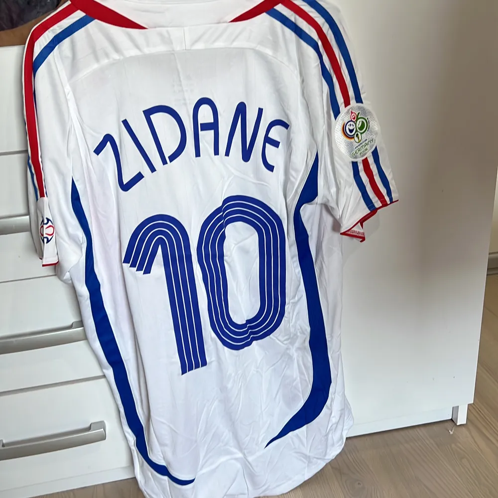 Zidane fotbollströja från em 2006. Helt oanvänd säljer då den är för stor och kan inte retunera. Storlek M. . T-shirts.