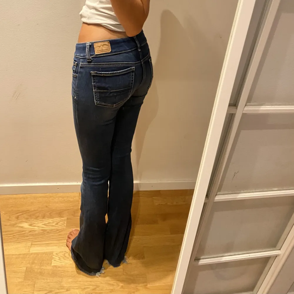 Säljer dessa lågmidjade jeans från Abercrombie & fitch. Dem är stretchiga och super sköna. Jag är 172 cm lång och jeansen skulle jag säga passar en XS/S. Jeans & Byxor.