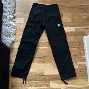 Svarta cargo pants från carhartt, använda ca 3gånger. Färgen är lite blekt pga tvätt. Orginal pris 1500, Skriv vid frågor eller intresse!