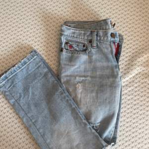 Ett prar lågmidjade jeans som jag köpte från Engman annan person i pick. Jeansen vara lite för små för mig men satt skit snyggt på❤️💕