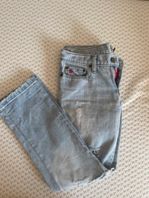 Lågmidja jeans - Ett prar lågmidjade jeans som jag köpte från Engman annan person i pick. Jeansen vara lite för små för mig men satt skit snyggt på❤️💕