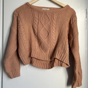 Stickad tröja från Topshop - Söt stickad tröja från Topshop! Modellen är lite croppad och passformen är loosefit ✨färgen är aprikos 