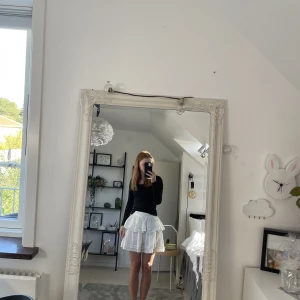 Vit volang kjol - En vit volangkjol som är från Zalando. Fick den på min födelsedag men jag tycker inte att den rockring sitter så bra på mig. Jag har bara använt den 2 gånger.