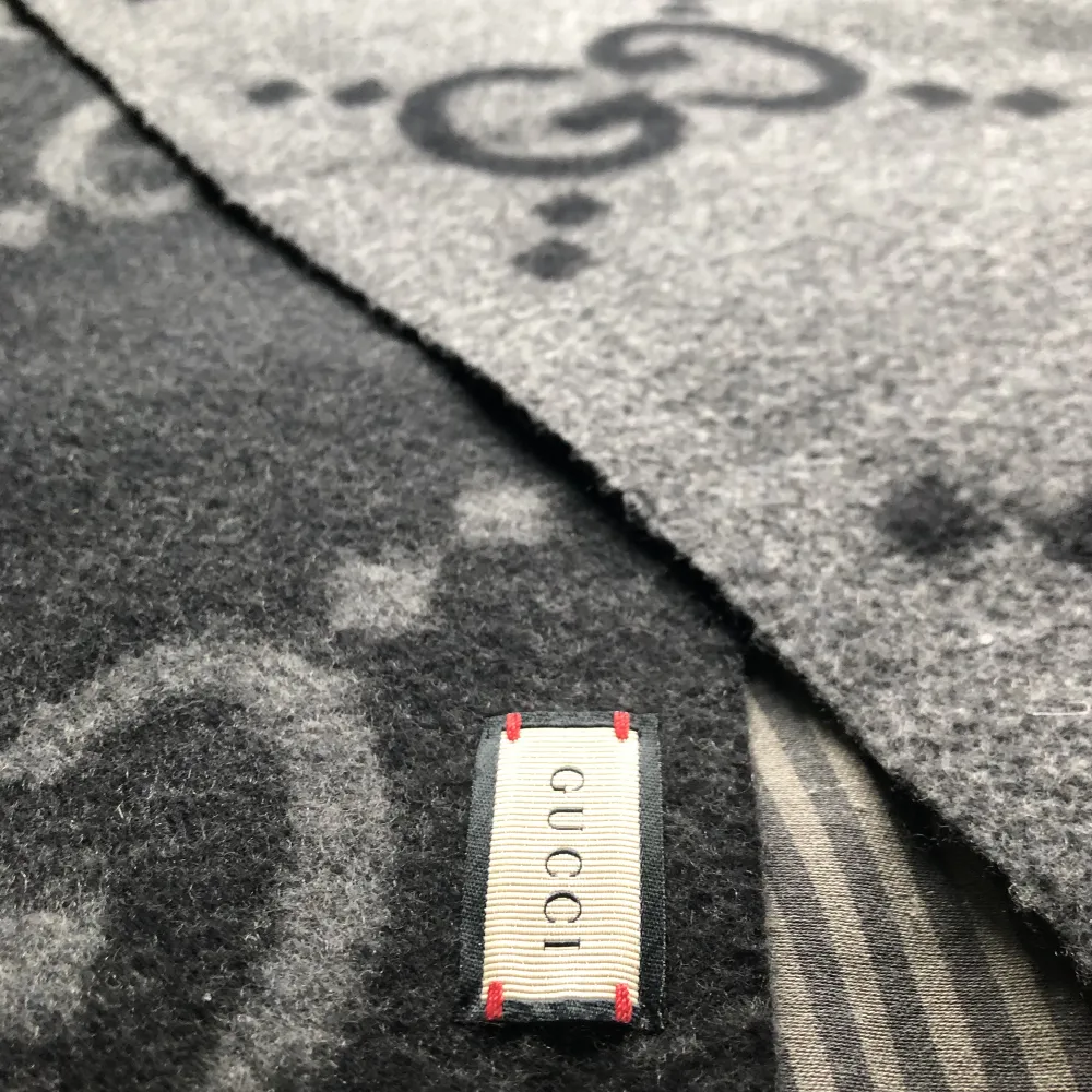 Gucci two tone scarf som är i nyskick 10/10. Möts i Stockholm!  W45cm x L200cm  100% cashmere  Nypris 8.200 (690€) idag 2.500. Accessoarer.