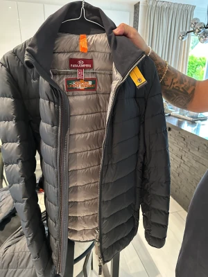 purajumper - En fin jacka som använt endast några gånger, sliten där bak pga en gren därav säljs jacka för ett billigare pris. Skadan är limmad så ingen dun sticker ut