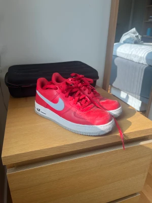 Röda nikeskor - I jättebra skick 