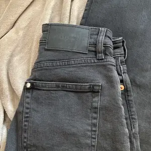 Svarta jeans i storlek 34