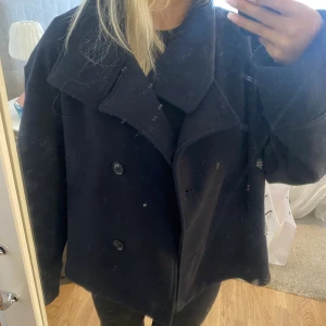 Gina tricot jacka - Säljer min snygga jacka från Gina tricot. Populär modell som ofta är slutsåld. I marin blå färg, jackan är i bra skick! Perfekta korta kappan nu till hösten. I storlek M. Perfekt passform!💕💕