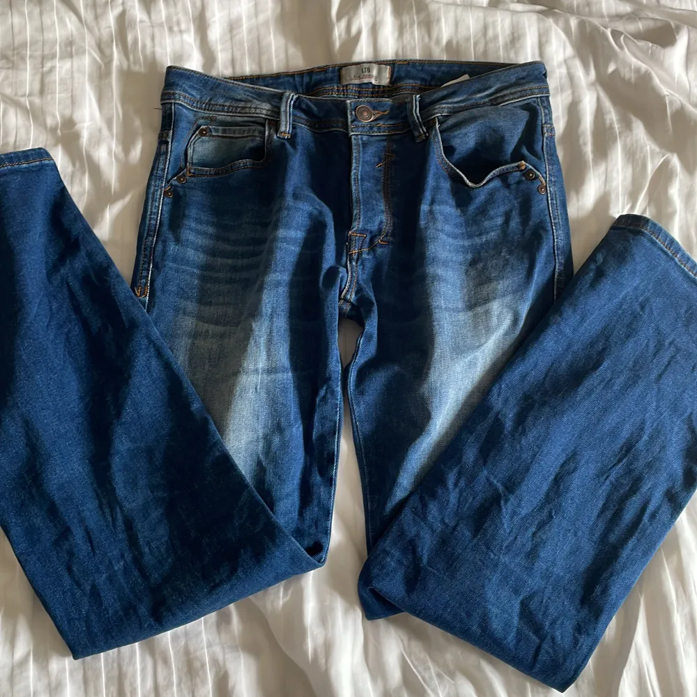 Säljer nu mina jätte fina mörk blå lågmidjade LTB jeans. Nyskick, säljer pågrund av att dom är för stora💗. Jeans & Byxor.
