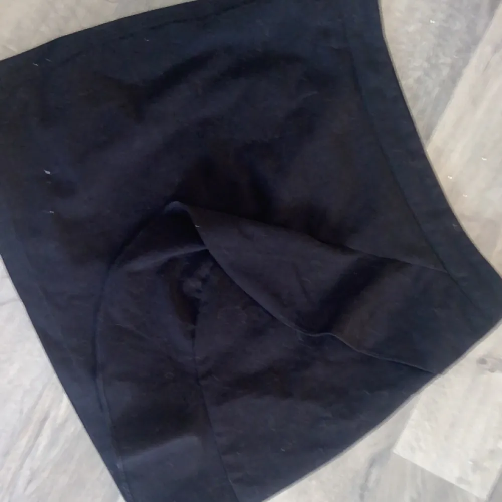 Jättefin kjol från NA-KD som inte används längre, volanger på framsidan🩷. Kjolar.