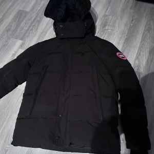 Canada goose jacka äkta  - hej säljer nu min jacka pga förliten den är storlek S men passar även bra till M den håller upp till 35 minus köpt för 2 år sen men är i nyskick ingen skada eller fel på jackan kan komma med fler bilder vill bara bli av med jackan då den bara ligger hemma