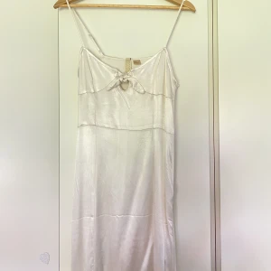 Klänning - Vit satin klänning från HM, prislapp kvar