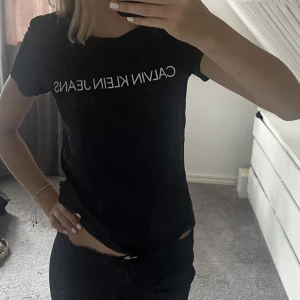 svart t-shirt från calvin klein - enkel & basix tröja från calvin klein jeans, köpt för några år sen & är som ny🫶🏼