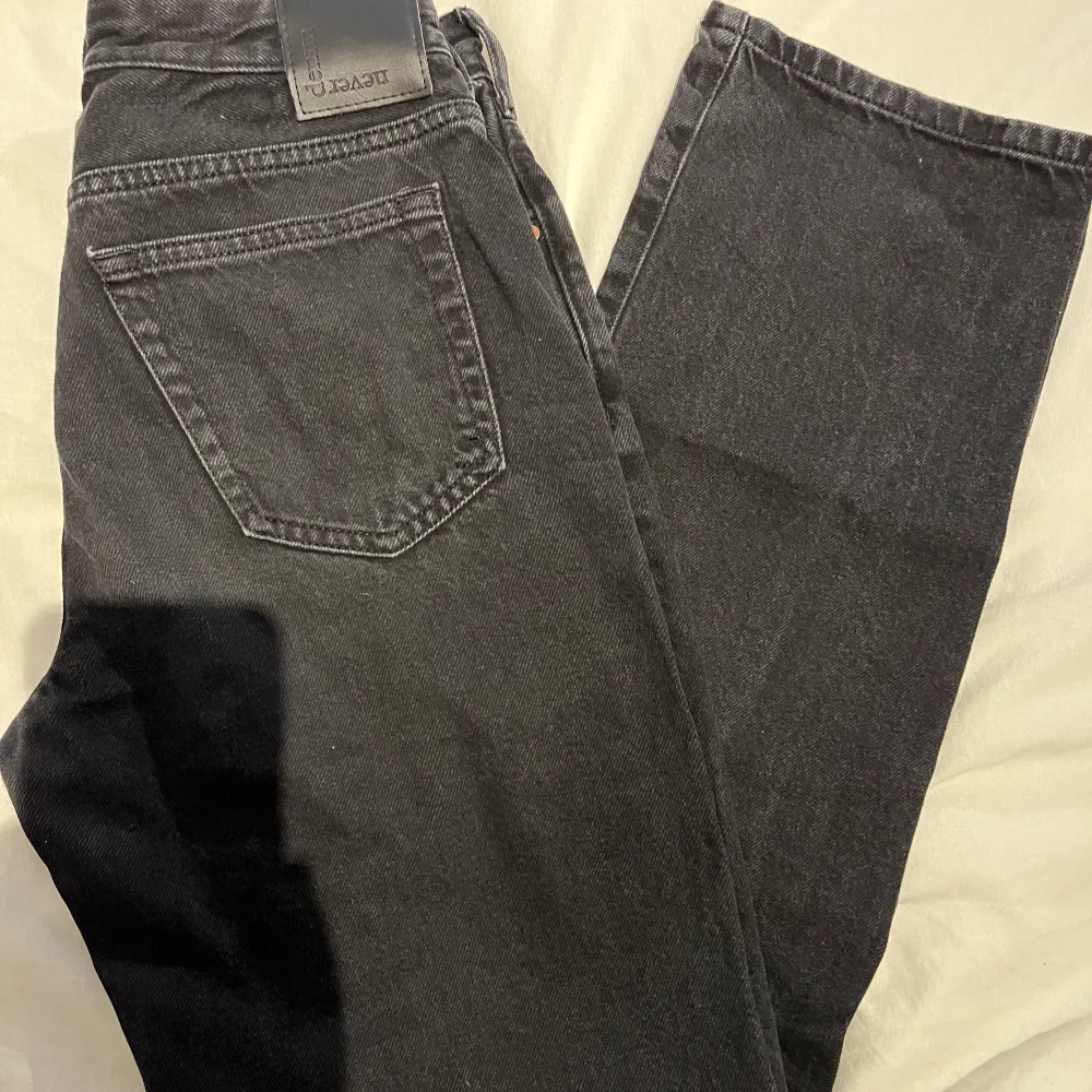 Säljer mina relativt lågmidjade jeans från bikbok, de är straight leg. Hör av dig om du skulle vilja se bild på🫶🏻. Jeans & Byxor.