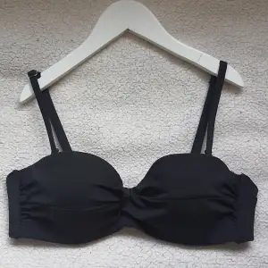 Näst in till oanvänd bikini överdel från h&m. Går att ta bort banden så det blir en bandeau-bikini.