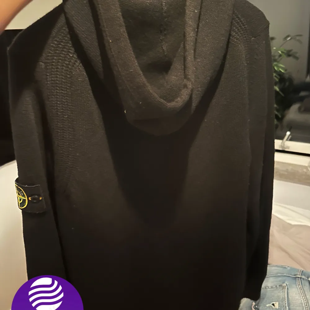 Säljer en riktigt fet Stone island zip hoodie i färgen svart, den är i storlek M - {True to size}. Väldigt bra skick 9/10, Skriv vid fler frågor eller funderingar! . Stickat.