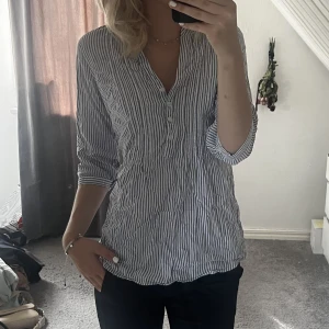 randig blå skjortblus från cubus  - fin blus från cubus, aldrig kommit till användning, fin till vardags☺️   