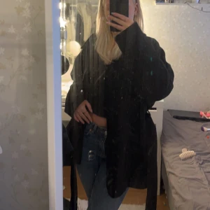 Kappa  - Jätte fin kappa ifrån Gina Tricot i storlek M. Men passar även mig som har storlek XS/S Endast använd fåtal gånger 