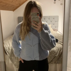 Stickad tröja  - Mysig fluffig tröja ifrån pieces. Använd 2 gånger. Fint mönster på framsidan.