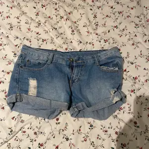 Säljer dessa snygga o trendiga jeansshorts. Dom är supersköna!!🥰