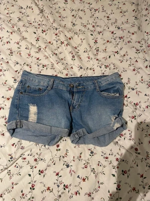 Jeansshorts - Säljer dessa snygga o trendiga jeansshorts. Dom är supersköna!!🥰