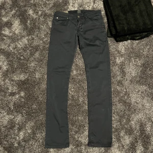 Dondup jeans stl 30 - Säljer nu dessa sjukt snygga Dondup jeans i stl 30 | Skick 9/10 | Nypris 3000 kr | Mitt pris 699 kr | OBS! Dem är navy och inte svarta!Hör av er vid minsta lilla fundering!🤝