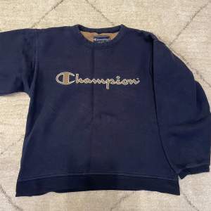 jättefin marinblå sweater med ljusbrun text ifrån champion! jättebra skick💓