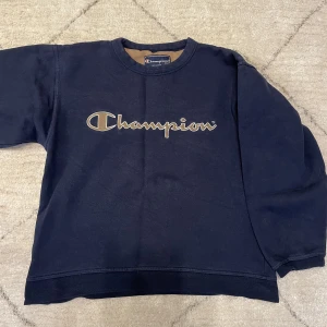 champion sweater - jättefin marinblå sweater med ljusbrun text ifrån champion! jättebra skick💓
