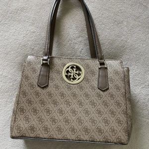Guess handväska - Helt oanvänd guess handväska som jag fick i studentpresent😍