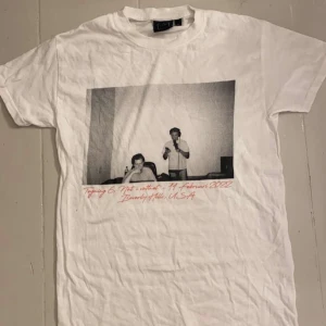 Hov1 tshirt - Hov1 tshirt från släppet den 30 november 2022 nypris 350 och säljs inte längre, oanvänd,  ”nåt i vattnet” skriv vid frågor❤️