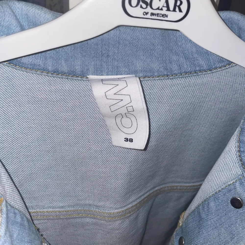 En cropped jeans jacka från Carin Wester. Använd fåtal gånger. Orginal pris 799kr. Storlek 38🩵 . Jackor.